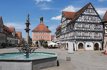 Marktplatz Schorndorf mit Brunnen und Rathaus