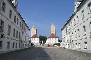 Blick vom Ehrenhof zu den Wehrtürmen