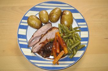 Lammkeule mit Kartoffeln und glasierten M&ouml;hren