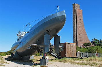 U 995 und Marinen-Ehrenmal in Laboe